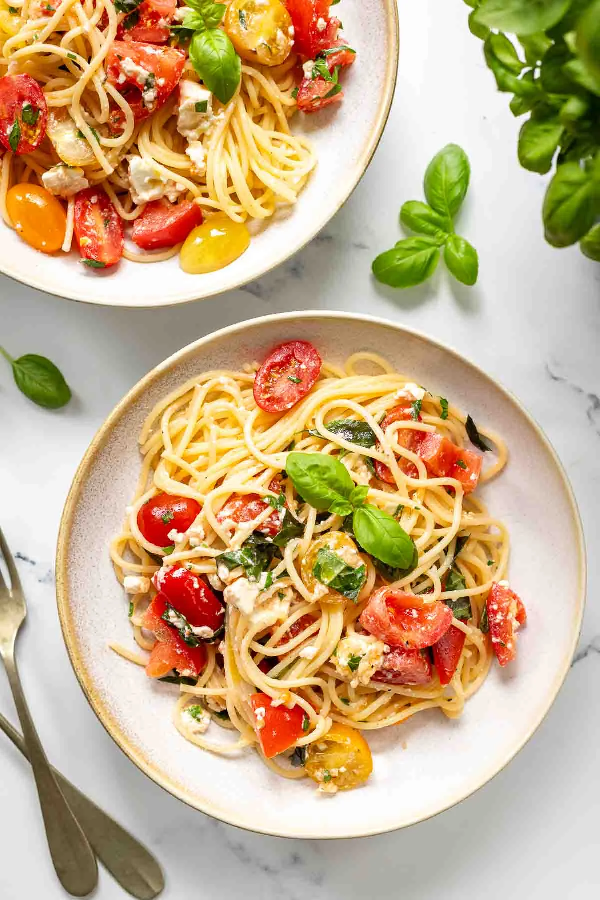 Quick and Easy Feta Pasta with Tomatoes: A 15-Minute Recipe