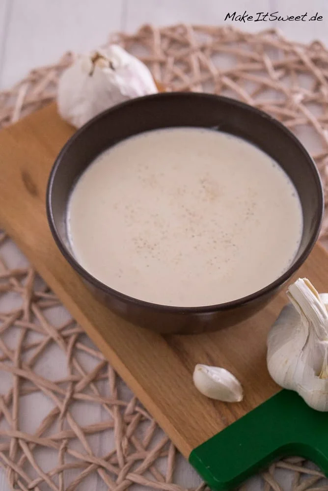 Quick and Creamy Sour Cream Garlic Dip