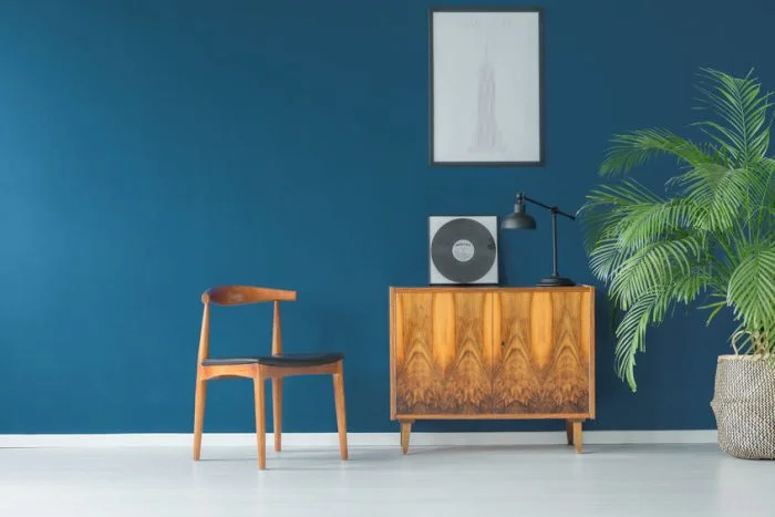 How to Decorate an Empty Wall Without Overcrowding the Space
