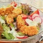 Colorful Salad with Schnitzel Nuggets: A Quick and Tasty Recipe